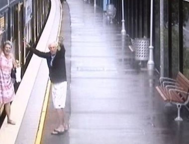 Η τρομακτική στιγμή που αγοράκι γλιστράει στο κενό μεταξύ συρμού και αποβάθρας (βίντεο)